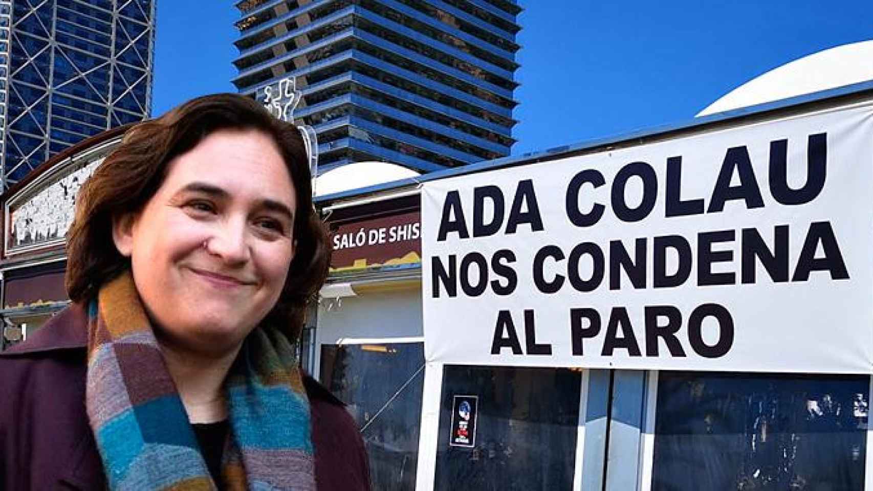 Ada Colau ante un cartel contra el cierre de uno de los locales del Port de Barcelona / CG