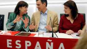El presidente del Gobierno y secretario general del PSOE, Pedro Sánchez, junto a la presidenta del partido, Cristina Narbona (i), y la vicesecretaria general, Adriana Lastra (d) / EFE