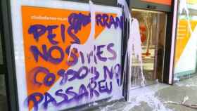 Imagen de la sede de Ciudadanos en Barcelona atacada por Arran con pintura, martillos y espray / CG