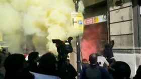 Miembro de los CDR atacan la sede de Comisiones Obreras (CCOO) en Barcelona / TWITTER
