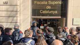 Activistas de los CDR se concentran ante la sede de la Fiscalía en Barcelona en protesta por el juicio del 1-O / TWITTER