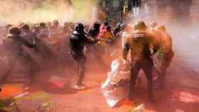 Los Mossos cargan contra independentistas para proteger una manifestación de Jusapol en Barcelona de las agresiones/ EFE