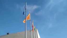 Una captura de pantalla de la bandera española enganchada con pegamento en el mástil del Ayuntamiento