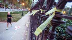 Lazos amarillos en el Parque de la Ciutadella, donde una mujer sufrió un puñetazo el sábado / EFE
