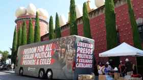 Una imagen del bus de Òmnium Cultural frente al Museo Dalí de Figueres / Twitter @OmniumAltEmp