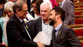 El candidato a la presidencia de la Generalitat Quim Torra (i) saluda al presidente de la cámara Roger Torrent (d), en presencia del diputado Ernest Maragall (c) en el Parlament / EFE