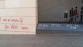 Pintadas contra las juventudes socialistas en un instituto de Barcelona / CG