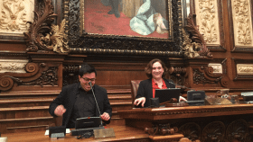 Gerardo Pisarello, primer teniente de alcalde, y Ada Colau, alcaldesa de Barcelona, en el pleno municipal de enero / CG