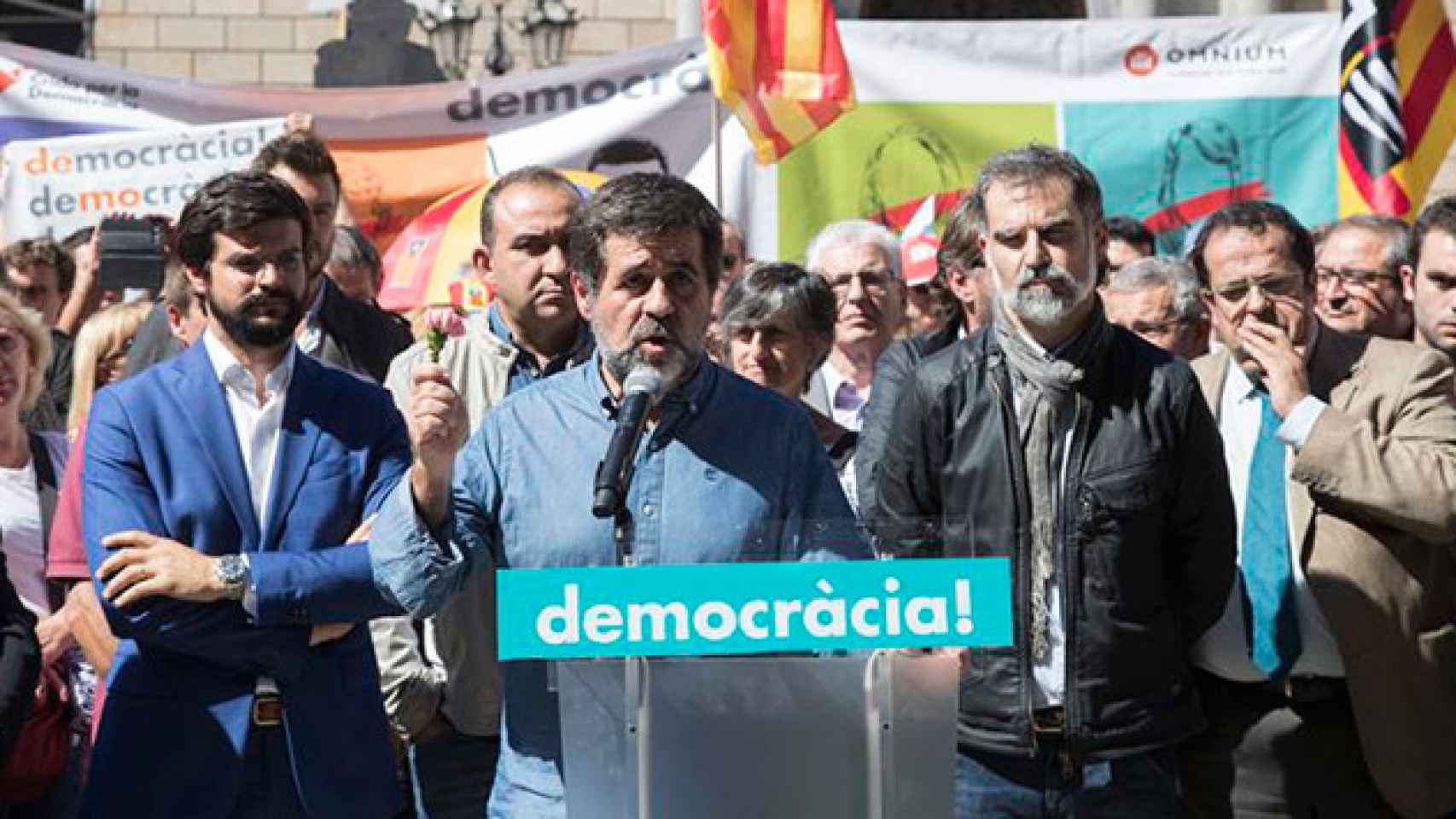 El presidente de la ANC, Jordi Sánchez (c), y el presidente de Òmnium, Jordi Cuixart (2d), durante el acto celebrado en la plaza de Sant Jaume, en el que la Asamblea Nacional Catalana (ANC) y Òmnium Cultural han hecho un llamamiento a movilizarse de forma