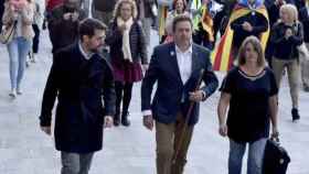 Miquel Sala (c), alcalde de Ollana (Lleida), fue uno de los primeros en acudir a declarar ante la justicia por el 1-O / EFE