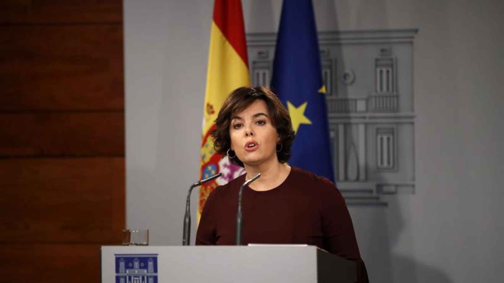 La vicepresidenta del Gobierno, Soraya Sáenz de Santamaría, durante su comparecencia esta noche en el Palacio de la Moncloa / EFE
