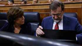 El presidente del Gobierno, Mariano Rajoy, junto a la vicepresidenta, Soraya Sáez de Santamaría / EFE