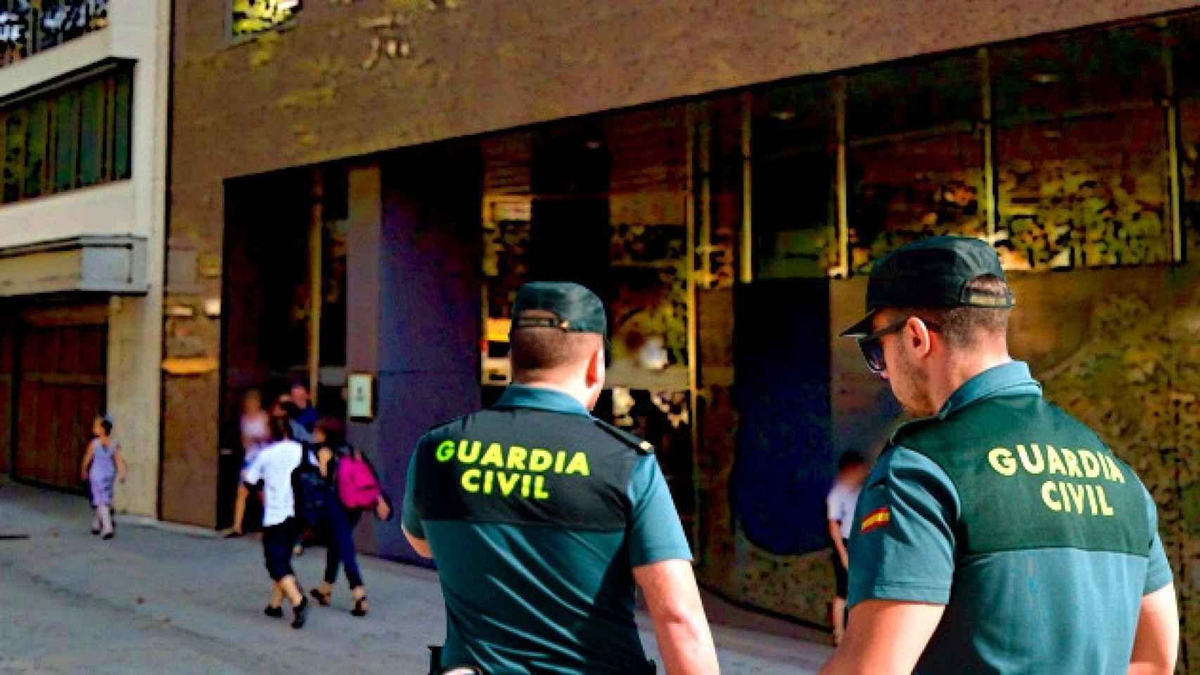 Montaje de dos agentes de la Guardia Civil en la puerta de la Consejería de Territori / CG