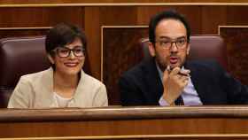 Los diputados socialistas Isabel Rodríguez y Antonio Hernando durante la segunda sesión que celebra el Pleno del Congreso este martes, 30 de mayo de 2017 / EFE