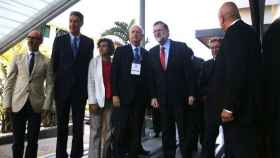 Mariano Rajoy (con corbata roja), junto a Juan José Brugera, presidente del Círculo de Economía en su llegada a la reunión del lobi empresarial / CG