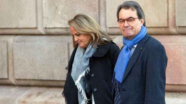 El expresident de la Generalitat Artur Mas junto a su mujer, Helena Rakosinik, a su llegada al TSJC donde prosigue el juicio del 9N / EFE