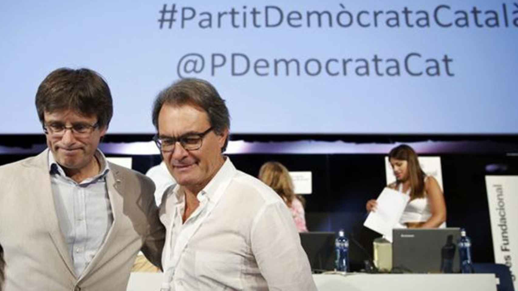 El presidente de la nueva CDC, Artur Mas, con el presidente de la Generalitat, Carles Puigdemont / EFE