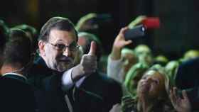 Mariano Rajoy saluda satisfecho a sus simpatizantes tras ser investido presidente / EFE