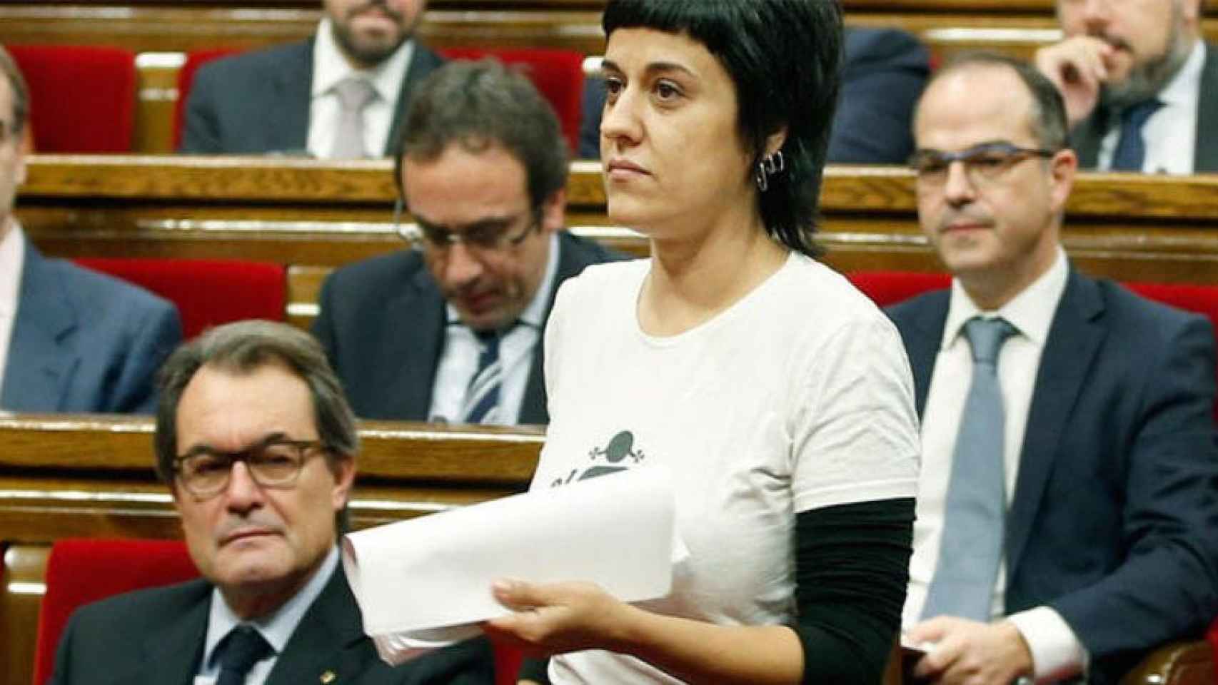 Anna Gabriel, diputada de la CUP, con Artur Mas al fondo en el Parlament.