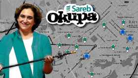 La alcaldesa de Barcelona, Ada Colau, ante el mapa de pisos de la Sareb que la PAH llama a 'okupar'