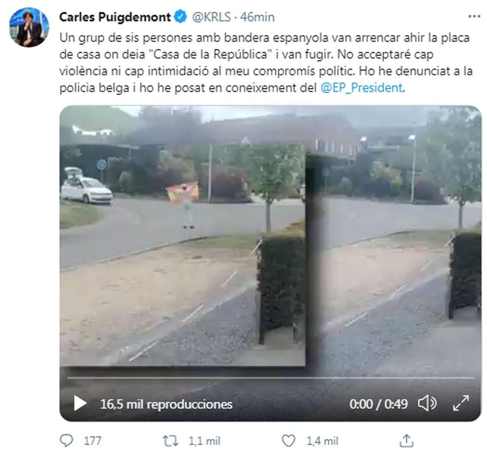 Puigdemont, denunciando la sustracción de la placa con la inscripción Casa de la República a las puertas de su mansión / TWITTER