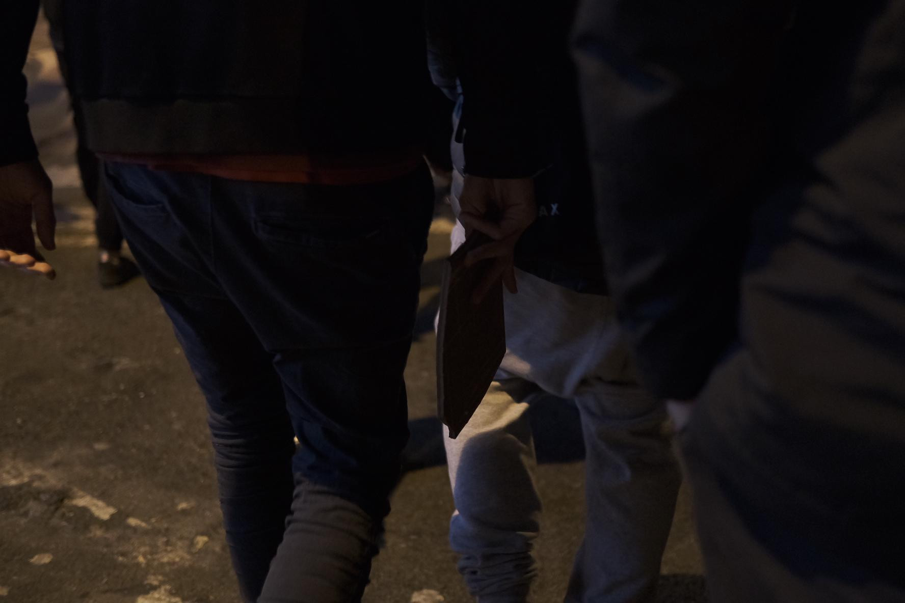 Un manifestante con un objeto contundente durante la concentración de Barcelona en protesta por la detención de Hasél / PABLO MIRANZO