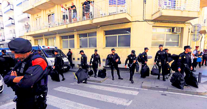 Agentes de la Policía Nacional obligados a salir del hotel Mont-Palau de Pineda en Cataluña / EFE