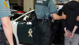 La Guardia Civil efectuando una detención, como la del capitán de un buque por presuntamente agredir sexualmente a una de las tripulantes / GC
