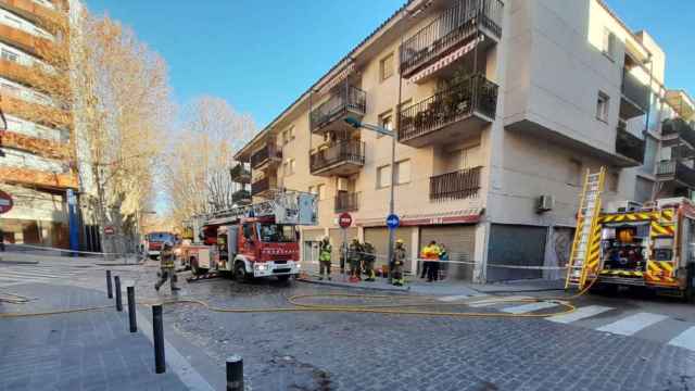 Los Bombers de la Generalitat extinguen un incendio como el de Vilanova i la Geltrú, donde han resultado intoxicadas leves cinco personas / BOMBERS