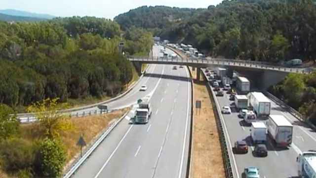 Imagen de colas en la autopista AP-7 a la altura de Sant Celoni (Barcelona) / SCT