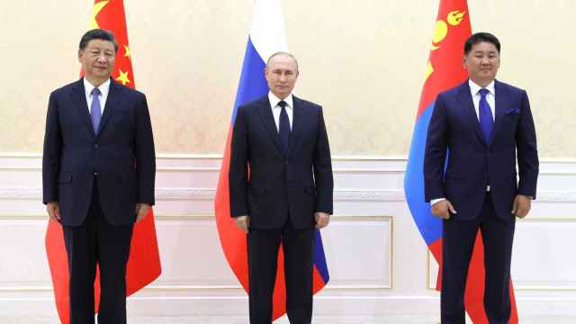 El presidente chino Xi Jinping, el presidente ruso Vladimir Putin y el presidente mongol Ukhnaa Khurelsukh posan para una foto durante una reunión trilateral / EUROPA PRESS