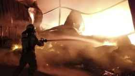 Los Bomberos intervienen en el incendio de una nave industrial de Tortosa / BOMBERS