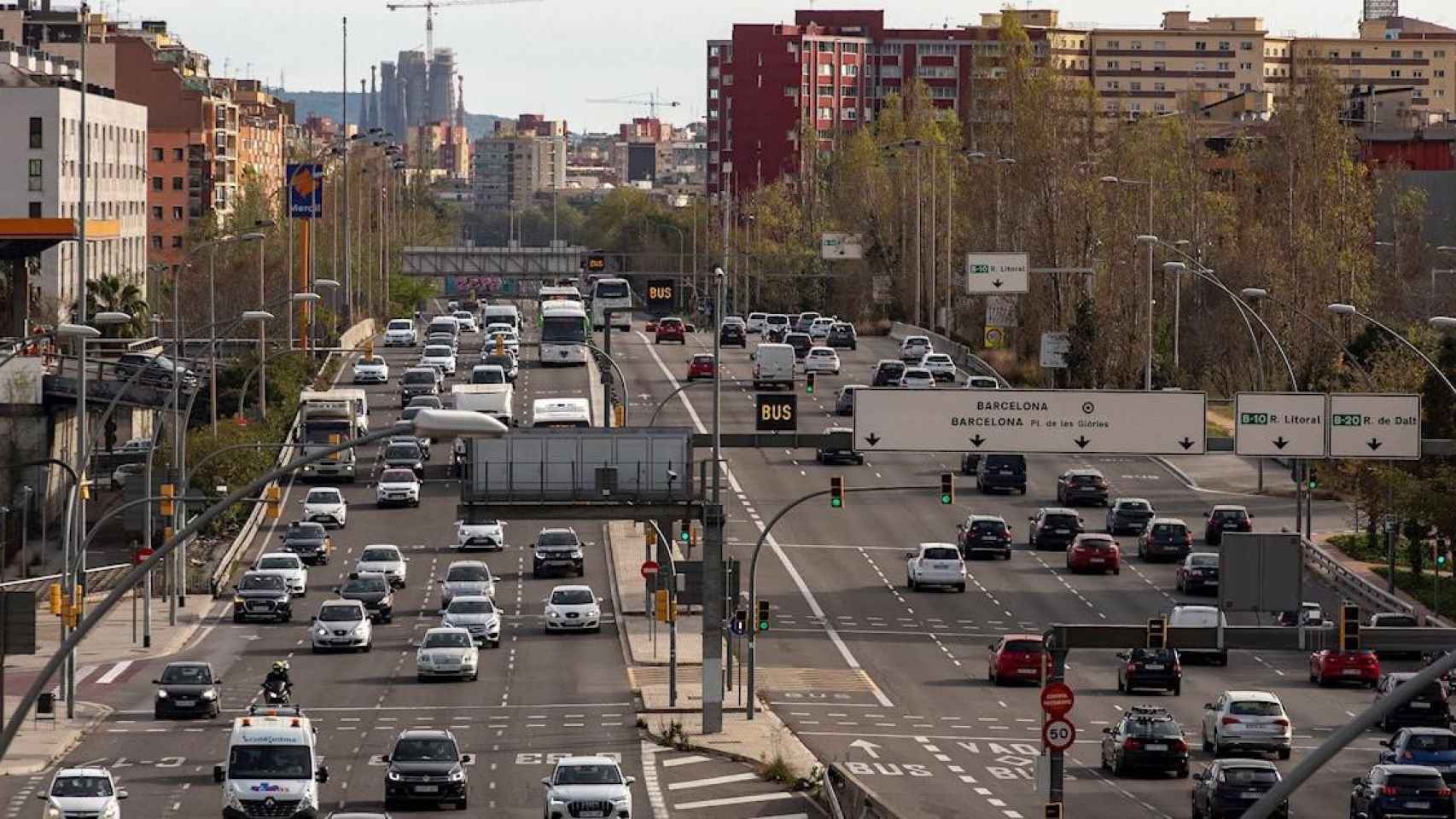 La Avenida Meridiana de Barcelona, llena de coches en una 'operación salida' / EFE