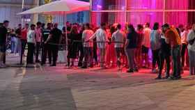 Cola de personas en una de las discotecas de Barcelona, lugares donde ocurren agresiones / EUROPA PRESS