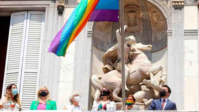 El presidente del Govern, Pere Aragonès, izando la bandera LGTBI en el Palau de la Generalitat ayer / Gencat