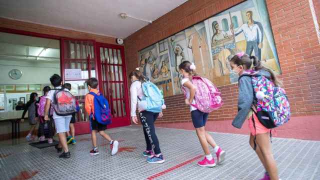 Un grupo de escolares entra en el colegio / EP