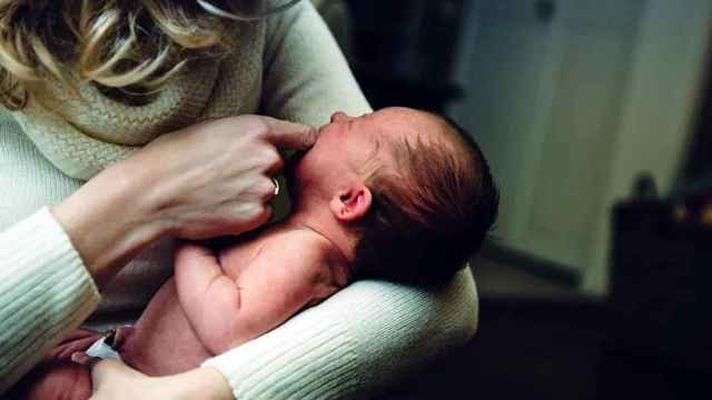 Un bebé en brazos de su madre. Consultas / PIXABAY