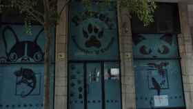 Entrada a Bitxets, la tienda de animales que ha precintado el Ayuntamiento de Barcelona / MAPS