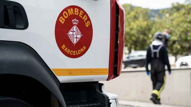 Los bomberos durante el rescate de la conductora atrapada / BCN BOMBERS