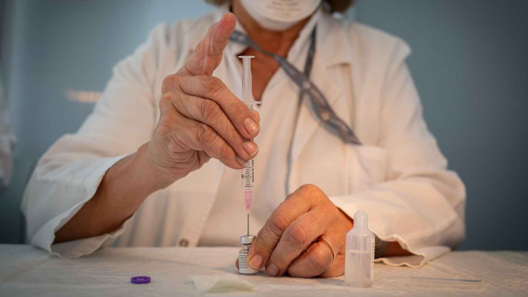 Una enfermera prepara la vacuna Pfizer-BioNtech contra el coronavirus antes de administrársela a un profesional sanitario en el Hospital de la Santa Creu i Sant Pau de Barcelona / EUROPA PRESS