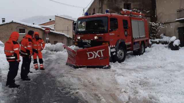 Una máquina quitanieves trata de retirar la nieve que ha dejado el temporal / BOMBERS