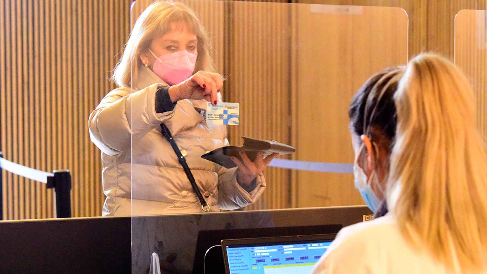 Una mujer muestra su tarjeta sanitaria para someterse a un test de detección del Covid en el Recinto Modernista del Hospital de Sant Pau en Barcelona / EUROPA PRESS