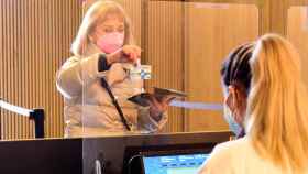 Una mujer muestra su tarjeta sanitaria para someterse a un test de detección del Covid en el Recinto Modernista del Hospital de Sant Pau en Barcelona / EUROPA PRESS