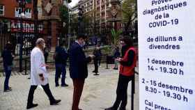 Varias personas hacen colas para la realización de tests en el Recinto Modernista del Hospital de Sant Pau de Barcelona / EUROPA PRESS