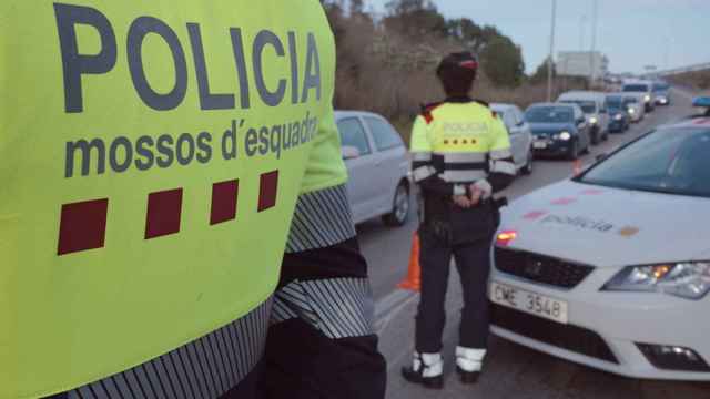 Los Mossos vigilan el tráfico en un control de carretera / EP