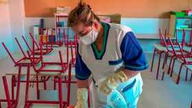 Una trabajadora prepara una aula de un colegio público en plena pandemia de coronavirus / EP