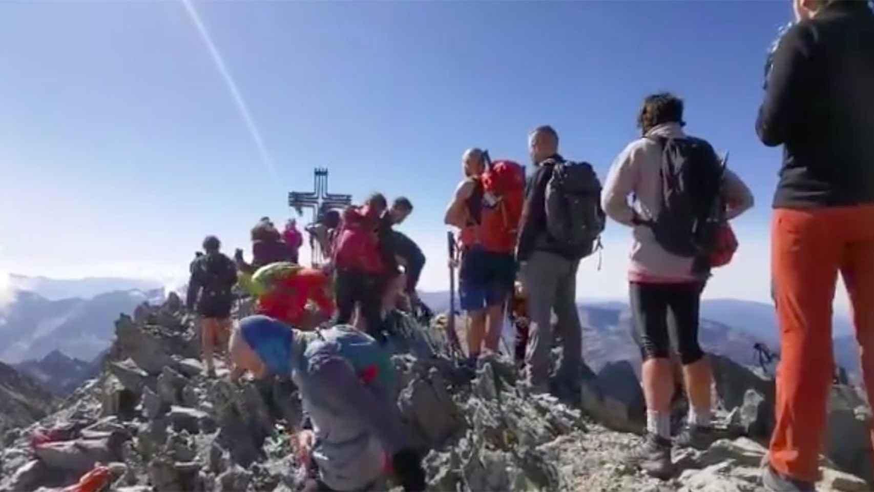 Colapso de excursionistas en la PIca d'Estats en el Pirineo para hacerse la foto / TWITTER
