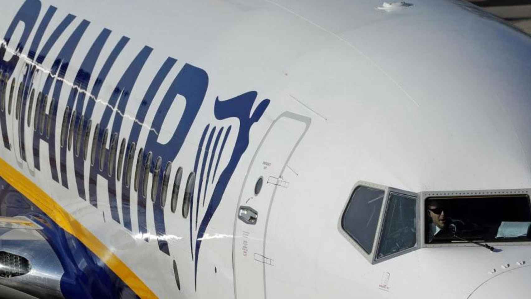 Un avión de Ryanair con un piloto en cabina / RYANAIR