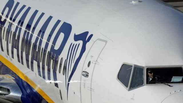 Un avión de Ryanair con un piloto en cabina / RYANAIR