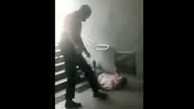 TMB investiga a dos vigilantes del Metro por tirar al suelo a un hombre / CG